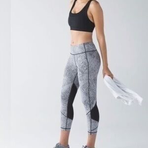 Like new ! LULULEMON Pace Rival Crop , size 6. Black/white.